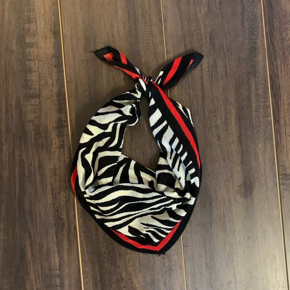 Zara pleated neck scarf - red and black - Picture 6 of 6